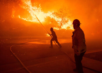 Evacúan a miles de personas en Los Ángeles por incendio. Foto EFE.