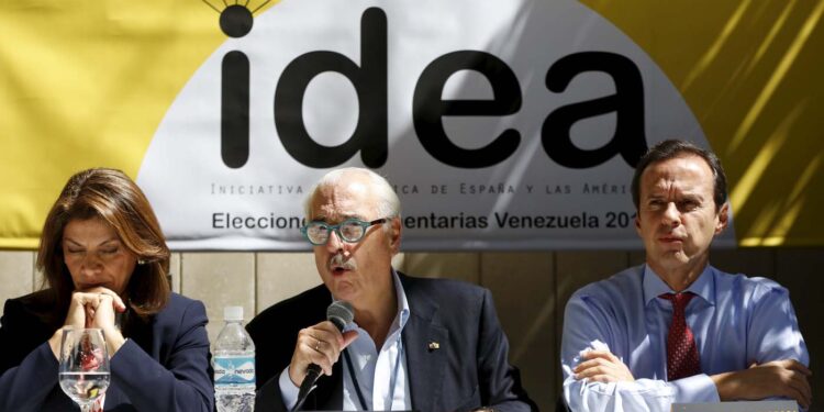 Colombia's former president Andres Pastrana (C) speaks next to Bolivia's former president Jorge Quiroga (R) and Costa Rica's former President Laura Chinchilla during a news conference in Caracas December 4, 2015. A group of former presidents, who are members of the Democratic Initiative of Spain and the Americas (IDEA), was invited by the Venezuelan coalition of opposition parties (MUD) as an accompaniment mission for the upcoming parliamentary elections. REUTERS/Carlos Garcia Rawlins