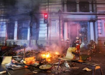 La redacción del diario El Mercurio en Valparaíso fue saqueada e incendiada (Reuters)