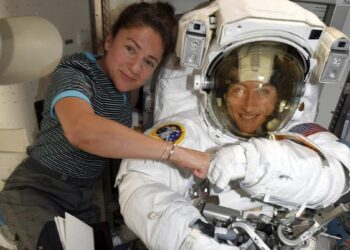 Las astronautas estadounidenses Jessica Meir y Christina Koch.