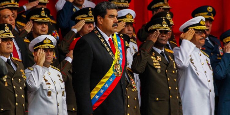 CAR101. CARACAS (VENEZUELA), 24/05/2018.- El presidente reelecto de Venezuela, Nicolás Maduro (c), dirige un acto en el que soldados de la Fuerza Armada Nacional Bolivariana (FANB) le rinden honores hoy, jueves 24 de mayo de 2018, en Caracas (Venezuela). EFE/Cristian Hernández