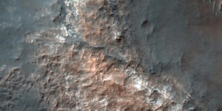Una imagen de una sonda de reconocimiento de la NASA divulgada el 1 de julio de 2017 muestra la cuenca de Gorgonum, una de las mayores de la región de Terra Sirenum, en Marte, donde los científicos creen que alguna vez hubo un gran lago© NASA/AFP/Archivos.