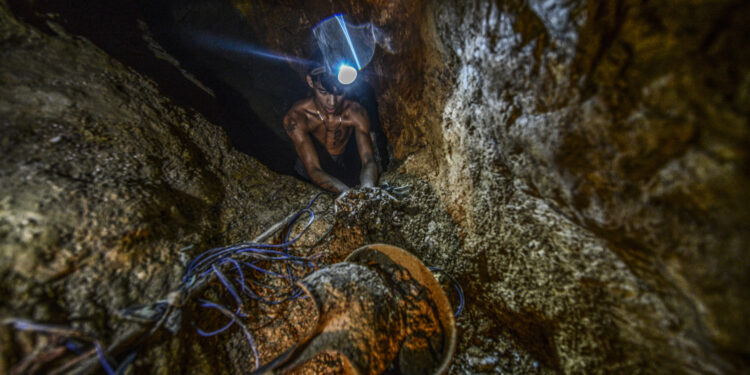 Ender Moreno muestra piedras atadas con oro en la mina de oro La Culebra en El Callao, estado de Bolívar, sureste de Venezuela, el 1 de marzo de 2017. / AFP PHOTO / JUAN BARRETO