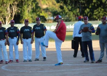 Nicolás Maduro jugando al béisbol (EFE PALACIO MIRAFLORES)