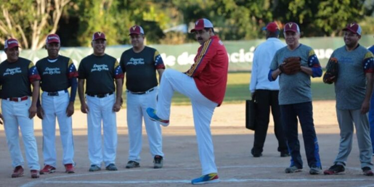 Nicolás Maduro jugando al béisbol (EFE PALACIO MIRAFLORES)