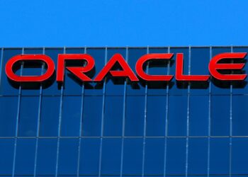 FILE PHOTO: The Oracle logo is shown on an office building in Irvine, California, U.S. June 28, 2018.        REUTERS/Mike Blake/File Photo   GLOBAL BUSINESS WEEK AHEAD