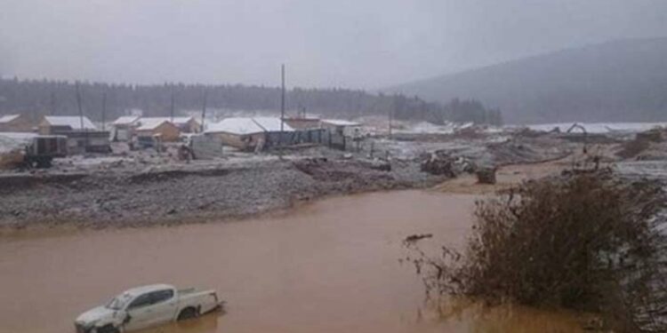 Represa ilegal de una mina de oro en Siberia, Rusia.