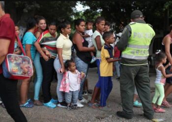 Algunos venezolanos esperan en la frontera con Colombia, en una imagen de marzo pasado. J. RAEDLEGETTY.