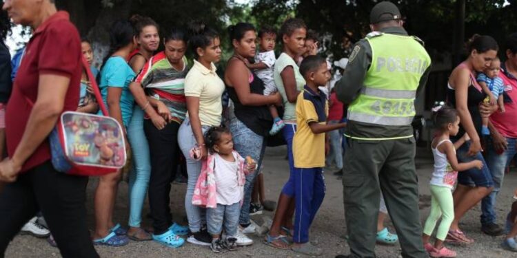 Algunos venezolanos esperan en la frontera con Colombia, en una imagen de marzo pasado. J. RAEDLEGETTY.