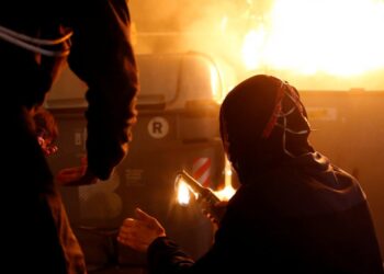 Un manifestante catalán enciende un cóctel molotov durante la huelga general de Cataluña en Barcelona, España, 18 de octubre de 2019. REUTERS Rafael Marchante