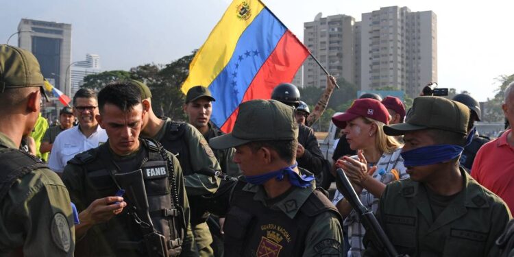 Varios civiles y militares Venezuelans en Caracas, el 30 de abril del 2019. El presidente interino Juan Guaidó y un grupo de militares que le apoyan se levantaron contra el régimen de Nicolás Maduro. YURI CORTEZ AFP/GETTY IMAGES.