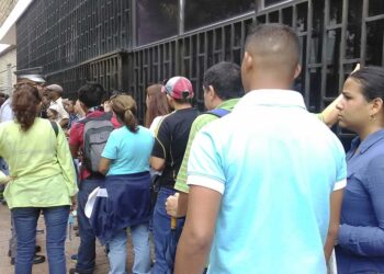 VenezolVenezolanos viajan de Caracas a Cúcuta para comprar alimentos y medicinasanos Cúcuta medicinas. Foto Tal Cual.