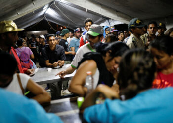 Migrantes venezolanos esperan en fila para vacunarse en el puesto fronterizo entre Perú y Ecuador en las afueras de Tumbes, Perú. Foto tomada el 14 de junio 2019. REUTERS/Carlos García Rawlins.