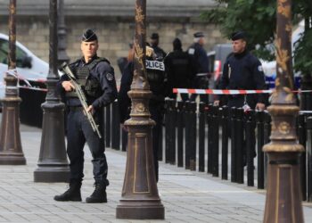 Agentes policiales protegen el perímetro en torno a la sede de la policía de París, jueves 3 de octubre de 2019, donde un empleado administrativo mató a puñaladas a cuatro agentes antes de ser abatido. (APFoto/Michel Euler)