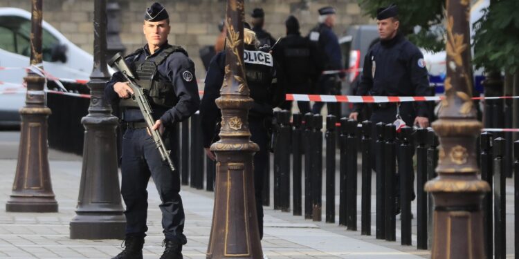 Agentes policiales protegen el perímetro en torno a la sede de la policía de París, jueves 3 de octubre de 2019, donde un empleado administrativo mató a puñaladas a cuatro agentes antes de ser abatido. (APFoto/Michel Euler)