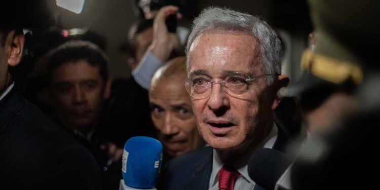 El expresidente colombiano Álvaro Uribe (2002-2010) ingresó este martes a la Corte Suprema de Justicia para una indagatoria por un proceso abierto en su contra por presunto fraude procesal y soborno de testigos, un caso que lo ha puesto contra las cuerdas. EFE/ JUAN ZARAMA
