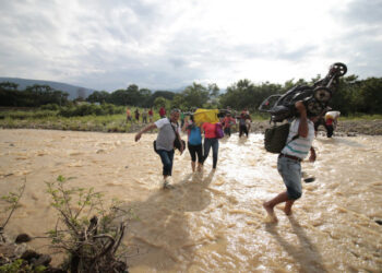 People cross from San Antonio del Tachira in Venezuela to Cucuta in Colombia through "trochas" -illegal trails- near the Simon Bolivar international bridge, on November 20, 2019, after the Colombian government ordered the border closure ahead of the upcoming national strike next November 21. (Photo by Schneyder MENDOZA / AFP)