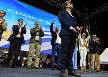 The presidential candidate for Uruguay's Partido Nacional party, Luis Lacalle, addresses supporters, alongside coalition members, following the results in the run-off election, in Montevideo on November 24, 2019. - Uruguay's Electoral Court said Sunday's presidential election is too close to call and the result would not be known for several days pending a recount. The announcement came after a night of drama in Montevideo when unofficial results showed center-right candidate Luis Lacalle Pou only around 30,000 votes ahead of the ruling party's Daniel Martinez. (Photo by PABLO PORCIUNCULA / AFP)