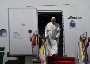 El Papa Francisco parte hacia Tailandia en el Aeropuerto Internacional Leonardo da Vinci cerca de Roma, Italia, 19 de noviembre de 2019. Fotografía tomada el 19 de noviembre de 2019. Medios del Vaticano. REUTERS