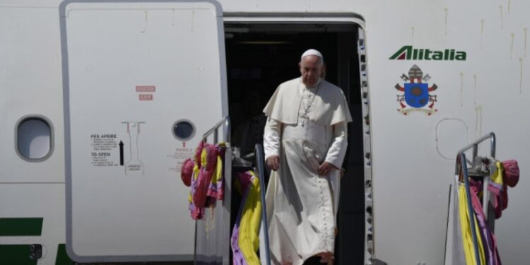El Papa Francisco parte hacia Tailandia en el Aeropuerto Internacional Leonardo da Vinci cerca de Roma, Italia, 19 de noviembre de 2019. Fotografía tomada el 19 de noviembre de 2019. Medios del Vaticano. REUTERS