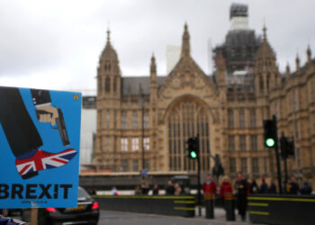 Un cartel antiBrexit afuera del Parlamento británico en Londres. 13 de marzo de 2019. REUTERS/Tom Jacobs.