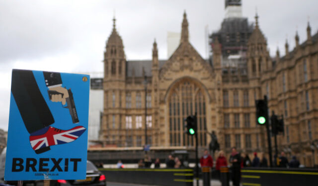 Un cartel antiBrexit afuera del Parlamento británico en Londres. 13 de marzo de 2019. REUTERS/Tom Jacobs.