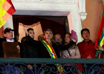 La senadora opositora Jeanine Añez salida desde el balcón presidencial en La Paz tras asumir la presidencia interina de Bolivia. November 12, 2019. REUTERS/Henry Romero