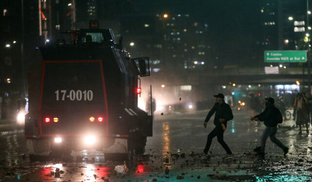 Manifestantes chocan con la policía antidisturbios durante una protesta en Bogotá, Colombia. 21 de noviembre de 2019. REUTERS/Luisa González