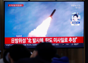 Foto de archivo. Personas miran una transmisión de televisión de un informe de noticias sobre Corea del Norte disparando un proyectil no identificado, en Seúl, Corea del Sur. 28 de noviembre de 2019. REUTERS/Kim Hong-Ji.