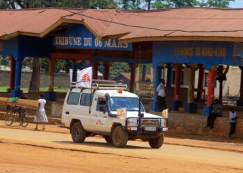 Una ambulancia de Médicos Sin Fronteras por una calle de Beni, República Democrática del Congo, ago 2, 2018. REUTERS/Samuel Mambo