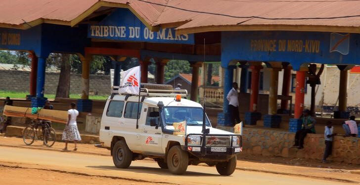 Una ambulancia de Médicos Sin Fronteras por una calle de Beni, República Democrática del Congo, ago 2, 2018. REUTERS/Samuel Mambo