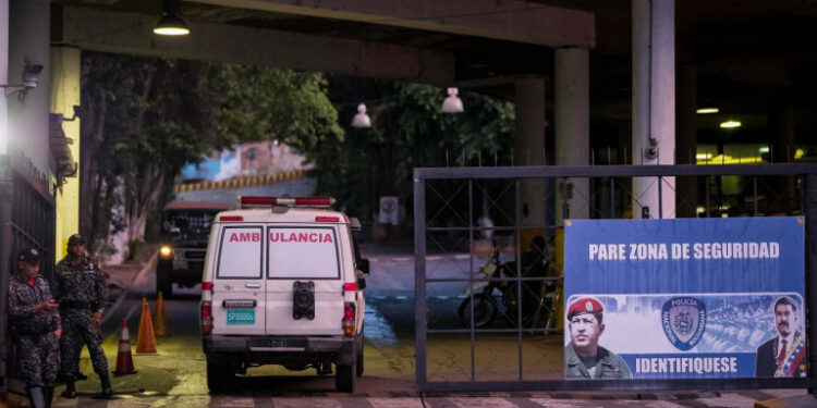 CAR001. CARACAS (VENEZUELA), 9/7/2018.- Una ambulancia ingresa al edificio del Servicio Bolivariano de Inteligencia (Sebin) hoy, lunes 9 de julio de 2018, en Caracas (Venezuela). Un grupo de los considerados "presos políticos" venezolanos inició hoy un nuevo motín dentro de los calabozos del Servicio Bolivariano de Inteligencia (Sebin) en Caracas para denunciar los maltratos que supuestamente sufren en su reclusión y exigir la mediación de la Fiscalía. EFE/MIGUEL GUTIÉRREZ