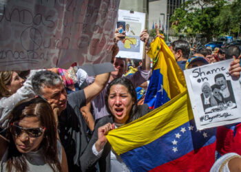 MIA001. MIAMI (FL, EE.UU.), 19/09/2018.- Decenas de venezolanos y cubanos radicados en EE.UU. protestan frente al restaurante de Nusret Gökçe, el chef turco que ofreció recientemente un festín al presidente de Venezuela, Nicolás Maduro, durante su visita a Estambul, y pidieron un boicot contra este negocio, hoy, miércoles 19 de septiembre de 2018, en Miami (EE.UU.). Con banderas de Venezuela y carteles de repudio a "Salt Bae", como es conocido el dueño del lujoso restaurante, los manifestantes lo instaron a irse de Miami, ciudad donde reside un importante número de exiliados venezolanos. EFE/Giorgio Viera