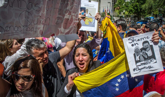 MIA001. MIAMI (FL, EE.UU.), 19/09/2018.- Decenas de venezolanos y cubanos radicados en EE.UU. protestan frente al restaurante de Nusret Gökçe, el chef turco que ofreció recientemente un festín al presidente de Venezuela, Nicolás Maduro, durante su visita a Estambul, y pidieron un boicot contra este negocio, hoy, miércoles 19 de septiembre de 2018, en Miami (EE.UU.). Con banderas de Venezuela y carteles de repudio a "Salt Bae", como es conocido el dueño del lujoso restaurante, los manifestantes lo instaron a irse de Miami, ciudad donde reside un importante número de exiliados venezolanos. EFE/Giorgio Viera