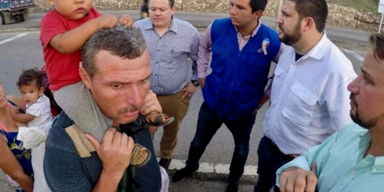 Comisionado del Secretario General de la OEA para la crisis de migrantes y refugiados venezolanos, David Smolansky en Brasil. Foto Prensa presidencial Twitter.