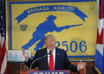 El entonces candidato presidencial Donald Trump visita el Museo de Bahía de Cochinos y da un discurso ante los veteranos de la Brigada 2506, el 25 de octubre de 2016, en Miami. AL DÍAZ MIAMI HERALD