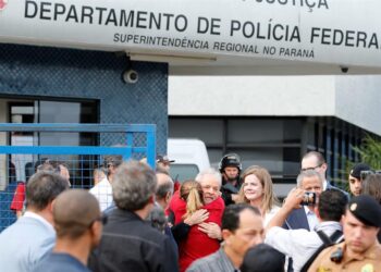 El expresidente brasileño Luiz Inácio Lula da Silva (c), sale de la cárcel donde cumplía una condena por corrupción desde hacía 1 año y 7 meses, en la ciudad de Curitiba (Brasil). EFEHedeson Alvez