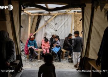 Grecia anuncia el próximo cierre de los tres principales campos de migrantes en sus islas del mar Egeo. AFP