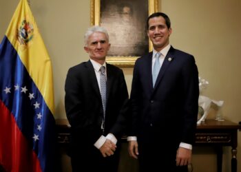 Juan Guaidó, Pdte. (E) de Venezuela y Mark Lowcock, Secretario de Asuntos Humantarios de la ONU Foto Prensa presidencial Leo Alvarez (4)