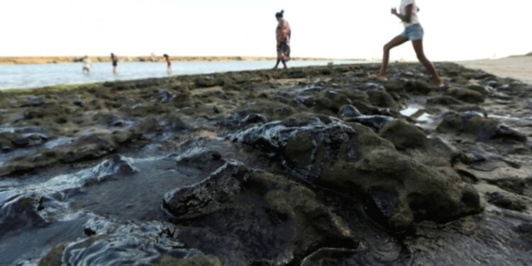 Manchas de petróleo, playas Brasil. Foto agencias.