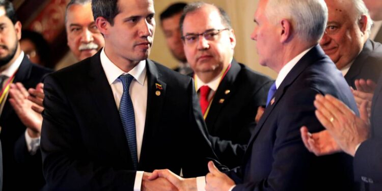 Pdte. encargado de Venezuela Juan Guaidó y el Vicepresidente de Estados Unidos, Mike Pence. Foto de archivo.