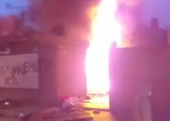 Incendio en la casa del gobernador de Oruro, Víctor Hugo Vásquez. Foto captura video.