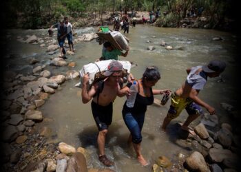 Venezolanos migantes, trochas peligrosas rio. Foto de archivo.