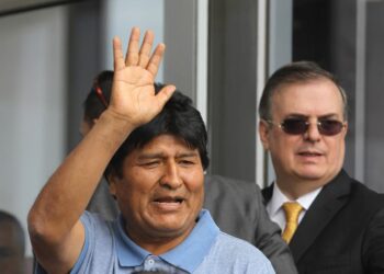 El expresidente de Bolivia Evo Morales saluda a su llegada este martes al Aeropuerto Internacional de la Ciudad de México (México). Evo Morales, quien renunció el domingo a la Presidencia de Bolivia, llegó este martes a México como asilado en un avión de la Fuerza Aérea Mexicana que partió anoche de Bolivia e hizo una escala en Paraguay antes de emprender una complicada ruta por la región. EFE/ Mario Guzmán