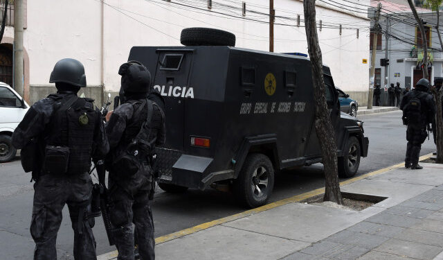 Riot police patrol the surroundings of the San Pedro prison during a riot in demand of the resignation of prisons' director Ernesto Vergara in La Paz on November 12, 2019. - Bolivia's Evo Morales was en route to exile in Mexico on Tuesday, leaving behind a country in turmoil after his abrupt resignation as president. The senator set to succeed Morales as interim president, Jeanine Anez, pledged to call fresh elections to end the political crisis. (Photo by AIZAR RALDES / AFP)