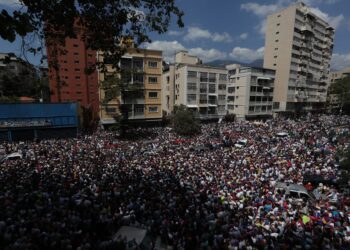 AME5075. CARACAS (VENEZUELA), 09/03/2019.- Simpatizantes del líder del Parlamento, Juan Guaidó, se manifiestan este sábado en Caracas (Venezuela). EFE/ Rayner Peña