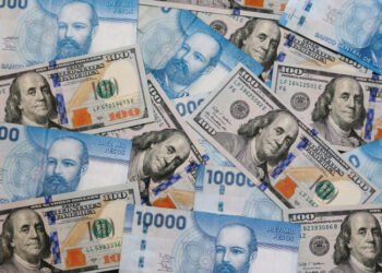 Foto de archivo. Ilustración de billetes de 100 dólares y 10.000 pesos chilenos. 1 de agosto de 2016. REUTERS/Rodrigo Garrido.