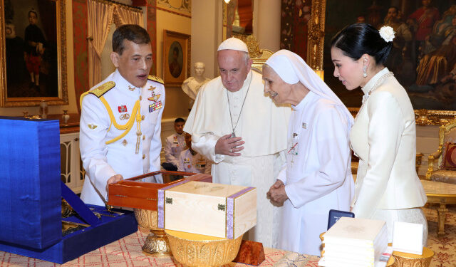 Pope Francis and his cousin Sister Ana Rosa Sivori exchange gifts with Thailand's King Maha Vajiralongkorn and Queen Suthida during his visit to Bangkok, Thailand, November 21, 2019. Picture taken November 21, 2019. Thailand Royal Household/Handout via REUTERS  ATTENTION EDITORS - THIS IMAGE HAS BEEN SUPPLIED BY A THIRD PARTY. NO RESALES. NO ARCHIVES