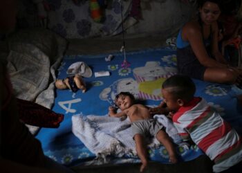 Gregoria Hernandez, 23,  junto a su hija de siete meses Sonia, quien dijo que tiene diarrea y está por debajo de su peso, mientras está en su cama en Barquisimeto, Venezuela, 16 de agosto del 2019.  REUTERS/Carlos Garcia Rawlins