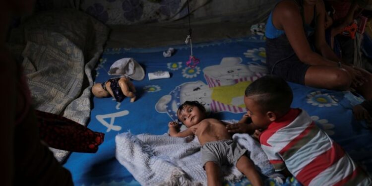 Gregoria Hernandez, 23,  junto a su hija de siete meses Sonia, quien dijo que tiene diarrea y está por debajo de su peso, mientras está en su cama en Barquisimeto, Venezuela, 16 de agosto del 2019.  REUTERS/Carlos Garcia Rawlins